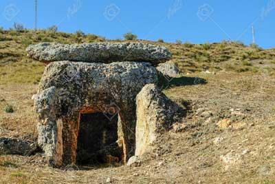 fotografia de arqueologia de dolmen en gorafe
